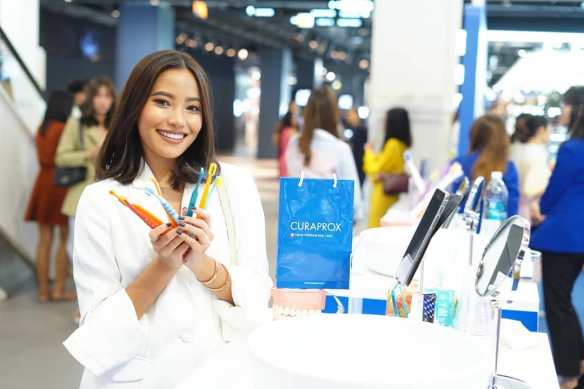 ในภาพอาจจะมี หนึ่งคนขึ้นไป และผู้คนกำลังนั่ง