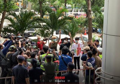 \"คาร์ม็อบ\" แนวร่วมราษฎรถึงจุด one stop service ศาลอาญาไร้ปะทะ