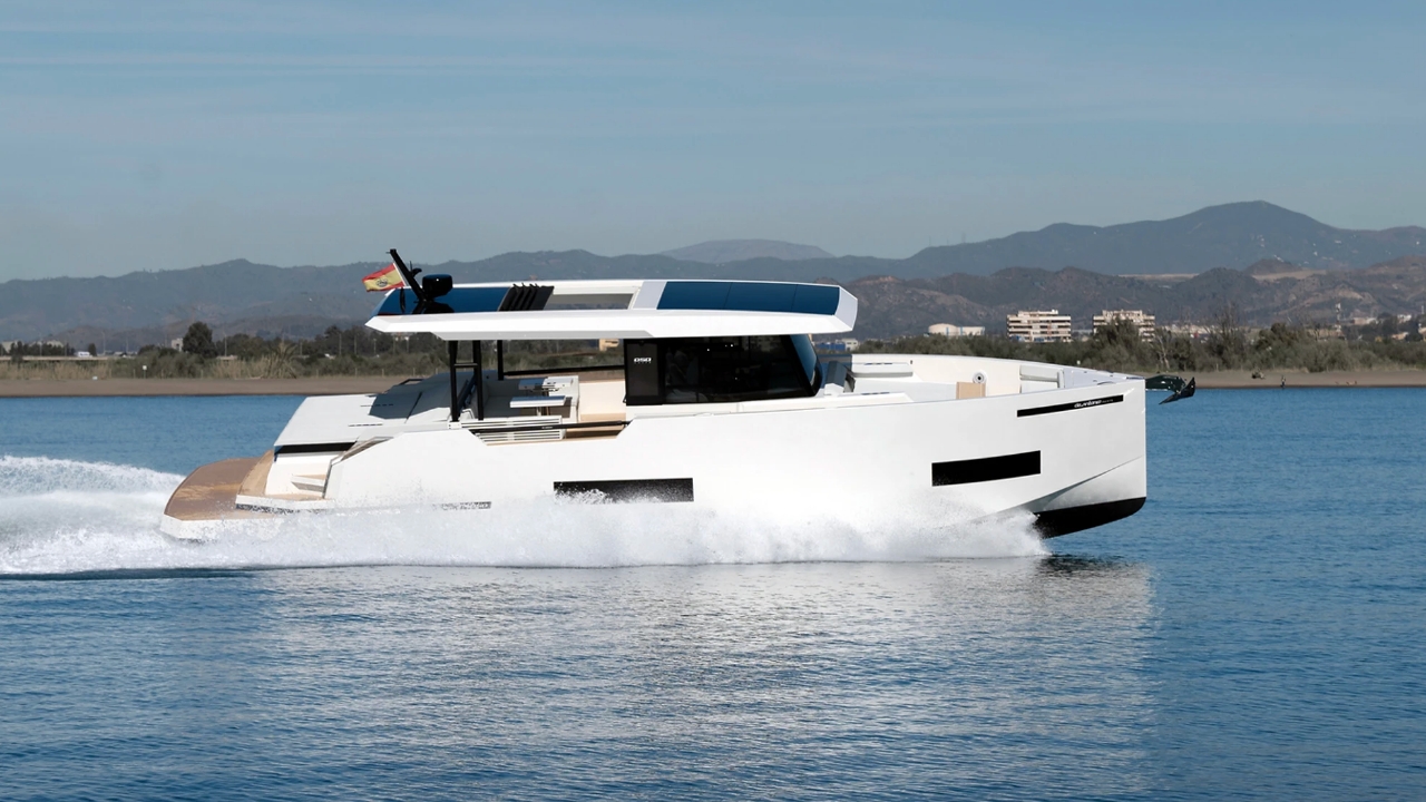เปิดเรือยอชต์หรู De Antonio Yachts D50 Coupe พร้อมโลดแล่นเจ้าพระยา ราคาเอื้อมถึง