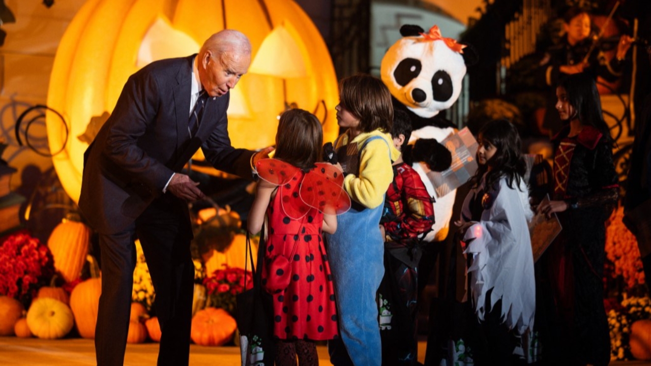 "โจ ไบเดน" จัดงานฮาโลวีนที่ทำเนียบขาว ชวนเด็กๆมาร่วมสนุกรับของขวัญ