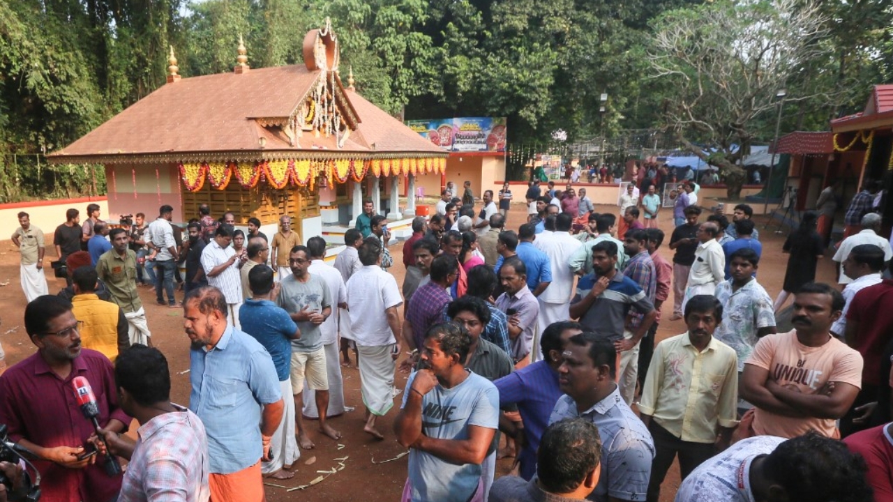 พลุระเบิดรุนแรงกลางงานวัดฮินดู ที่อินเดีย บาดเจ็บกว่า 150 ราย (คลิป)