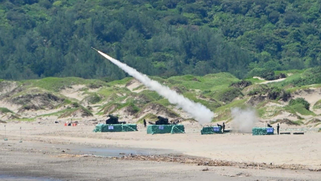 จีนขู่อีก ซ้อมยิงกระสุนจริงบนเกาะใกล้ไต้หวัน หลังซ้อมรบใหญ่ 1 สัปดาห์