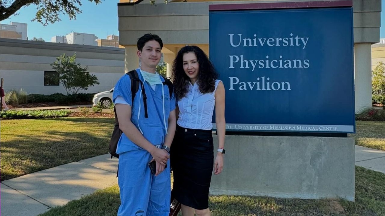 นุสบา เปิดภาพ น้องปุณณ์ ลูกชาย บินไปฝึกงานที่โรงพยาบาลรัฐในอเมริกา