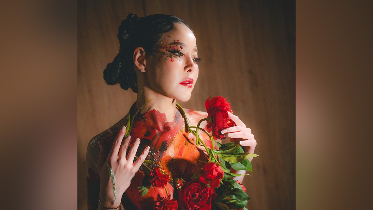 จัดว่าเด็ด หนิง ปณิตา โชว์ร่างทอง เปลื้องผ้าบอดี้เพนต์เพื่อการศึกษา