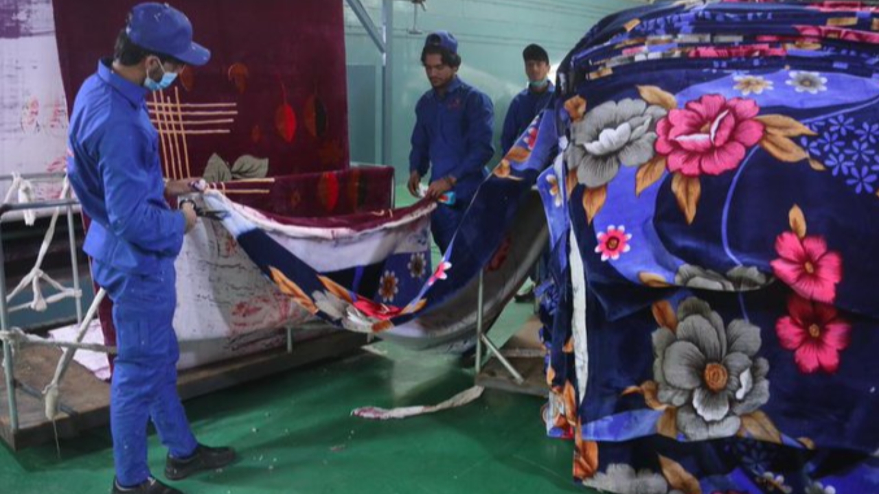 ชาวอัฟกันเฮ เปิดโรงงานผลิตผ้าห่มแห่งใหม่ในกรุงคาบูล ช่วยจ้างงานกว่า 900 ตำแหน่ง