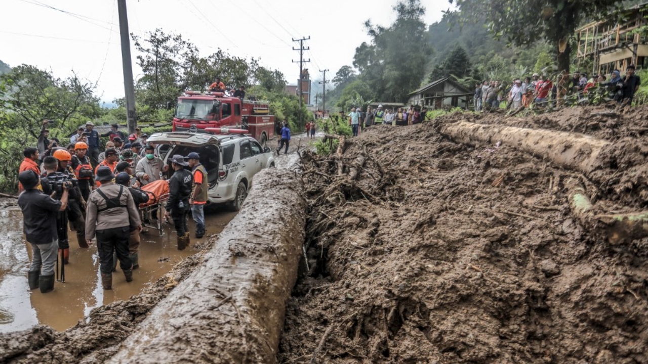 สลด น้ำท่วมฉับพลัน ดินโคลนถล่มที่อินโดนีเซีย คร่า 16 ศพ สูญหาย 6 ราย