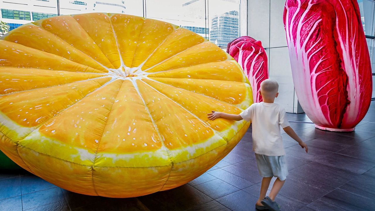 ประติมากรรมผักผลไม้พองลมสุดอลังการ