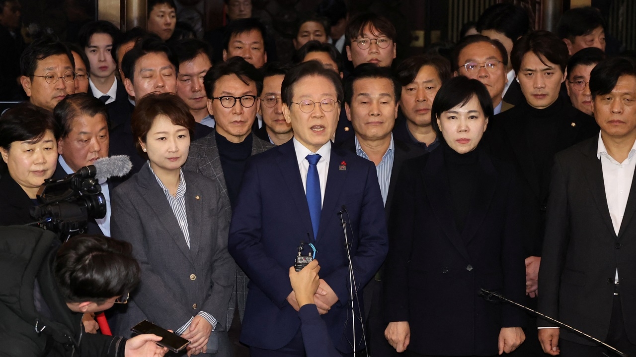 สส.เกาหลีใต้ฝ่าวงล้อมเข้ารัฐสภา ลงมติจี้ ปธน.ยกเลิกกฎอัยการศึก