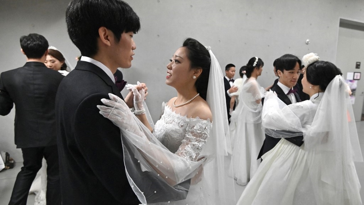 เกาหลีใต้กลุ้ม คู่รักแต่งงานใหม่เหลือไม่ถึง 1 ล้านคู่ในปี 2566 เกือบครึ่งไม่มีลูก